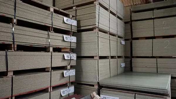 Formaleta de madera Super T para fundir placas y columnas en obras de Medellín