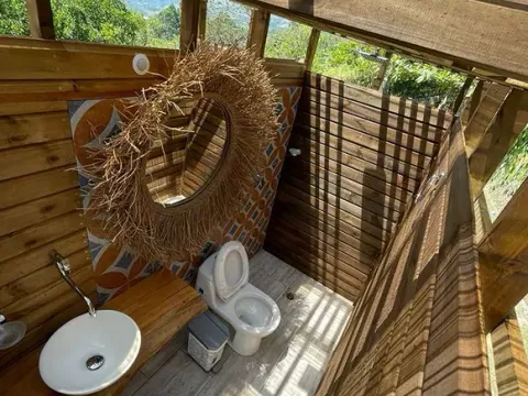 Baño de cabaña con paredes y techo en madera, obra con maderas de Madepinos