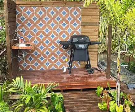 Terraza con deck de madera y zona de asador, obra con maderas de Madepinos
