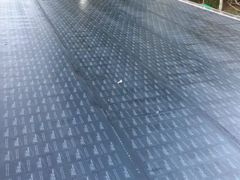 Manto asfáltico con acabado en aluminio sobre una cubierta, obra de Madepinos