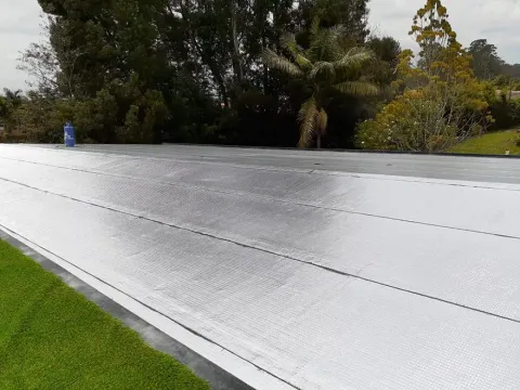 Cubierta impermeabilizada con manto asfáltico aluminio y zona verde, obra de Madepinos