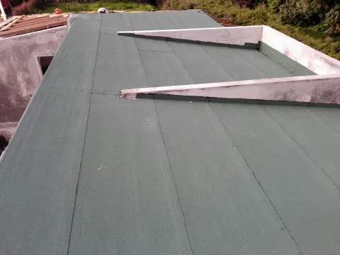Cubierta plana impermeabilizada con manto asfáltico gris, obra con materiales Madepinos