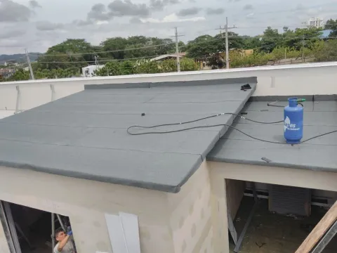 Cubierta con manto asfáltico y estructura de madera, obra con materiales Madepinos