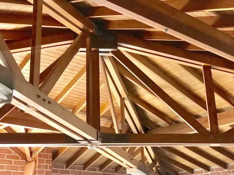 Estructura de techo de madera con alfardas y cerchas vistas, obra en Antioquia