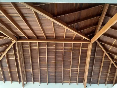 Techo de madera interior con alfardas y tablilla en obra con materiales Madepinos