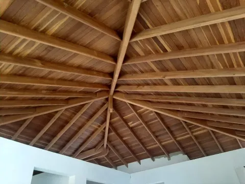 Techo de madera interior con alfardas y tablilla vista, obra de Madepinos en Antioquia