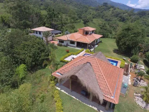 Vista aérea de casa campestre con teja de barro y cubierta de paja, Antioquia