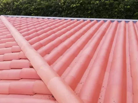 Cubierta de teja de barro de color rojo, obra con materiales Madepinos en Antioquia