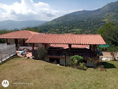 Casa campestre con techo de teja de barro y paisaje de montaña, Antioquia