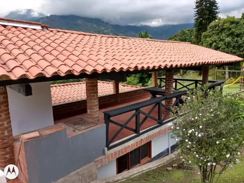 Terraza con barandas de madera y techo en teja de barro, obra con materiales Madepinos