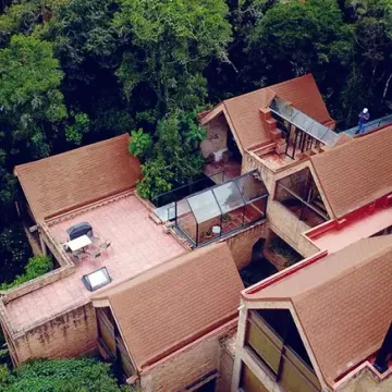 Vista aérea de cabañas con techos en teja de barro rodeadas de bosque en Antioquia