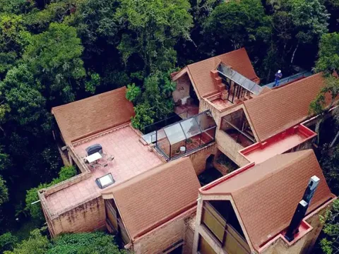 Vista aérea de cabañas con techos en teja de barro rodeadas de bosque en Antioquia