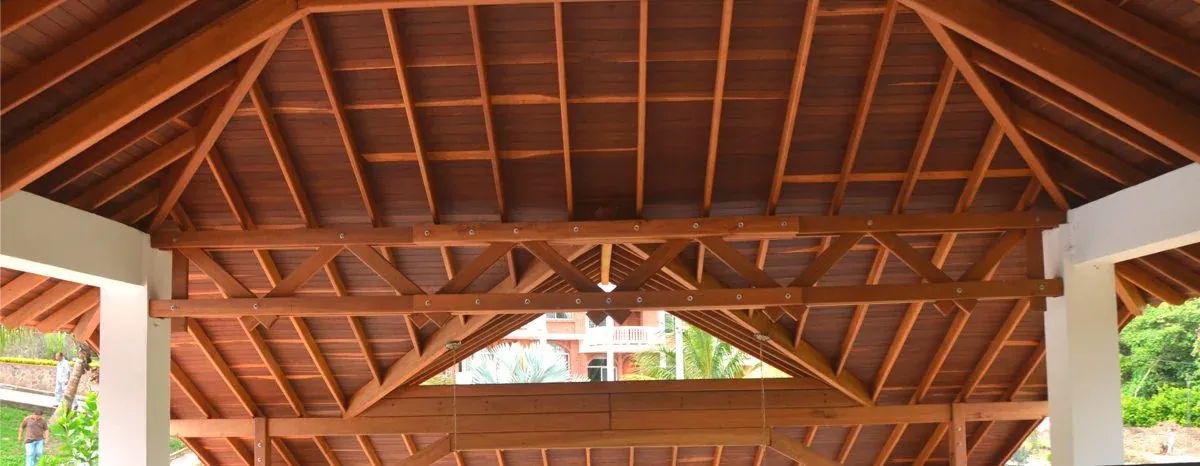 Techo de madera con vigas y tablilla vista, ejemplo de madera para techos en Medellín