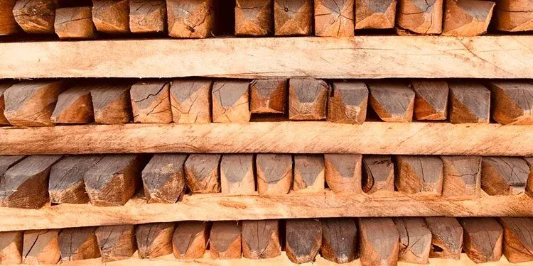 Madera para construcción apilada en el depósito de Madepinos, en Niquía, Bello