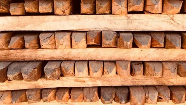 Madera para construcción apilada en el depósito de Madepinos, en Niquía, Bello