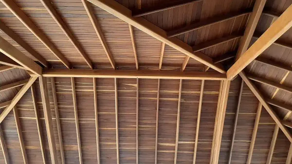 Techo de madera construido con materiales de Madepinos en una vivienda de Medellín y Bello