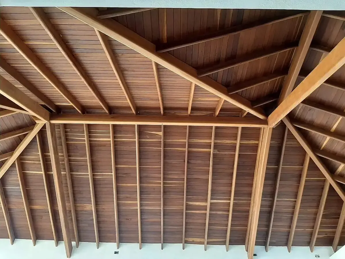 Construcción de techos en madera en Medellín Techo de madera construido con materiales de Madepinos en una vivienda de Medellín y Bello