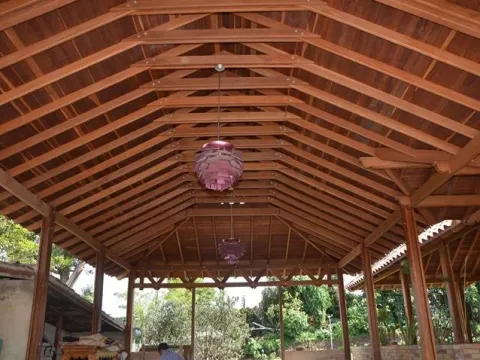 Techo de madera a cuatro aguas con alfardas vistas, obra construida con maderas Madepinos