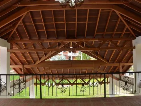 Techo de madera en kiosco con vigas y alfardas vistas, obra construida en Medellín