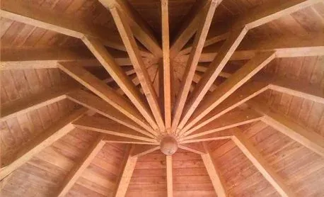 Estructura de techo en madera de abarco y chanul con alfardas y largueros en una vivienda de Medellín
