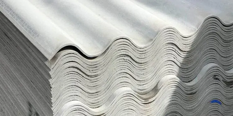 Tejas Eternit de fibrocemento libres de asbesto Techo con tejas Eternit de fibrocemento gris libres de asbesto sobre estructura de madera