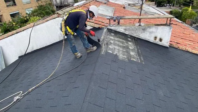 Tela asfáltica para techos en Medellín Rollos de tela asfáltica para impermeabilizar techos bajo teja de barro y shingle en Medellín