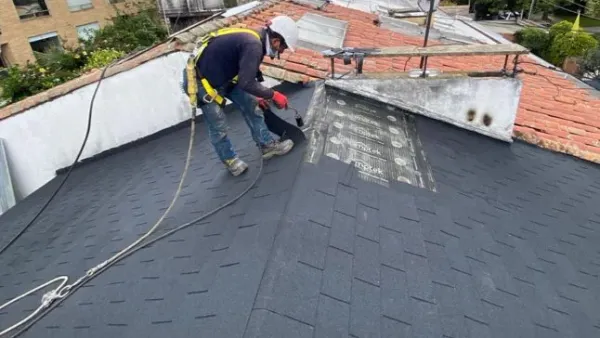 Rollos de tela asfáltica para impermeabilizar techos bajo teja de barro y shingle en Medellín